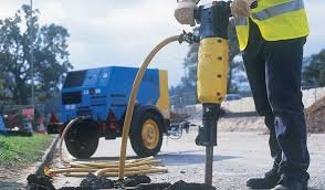 عمال حفر بالكمبروسر داخل الرياض