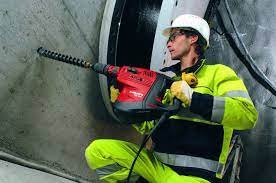 عمال حفر بالكمبروسر داخل الرياض